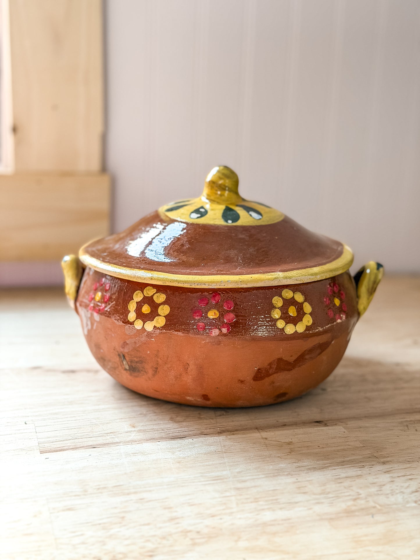 Yellow Details Barro Cazuela Con Tapa