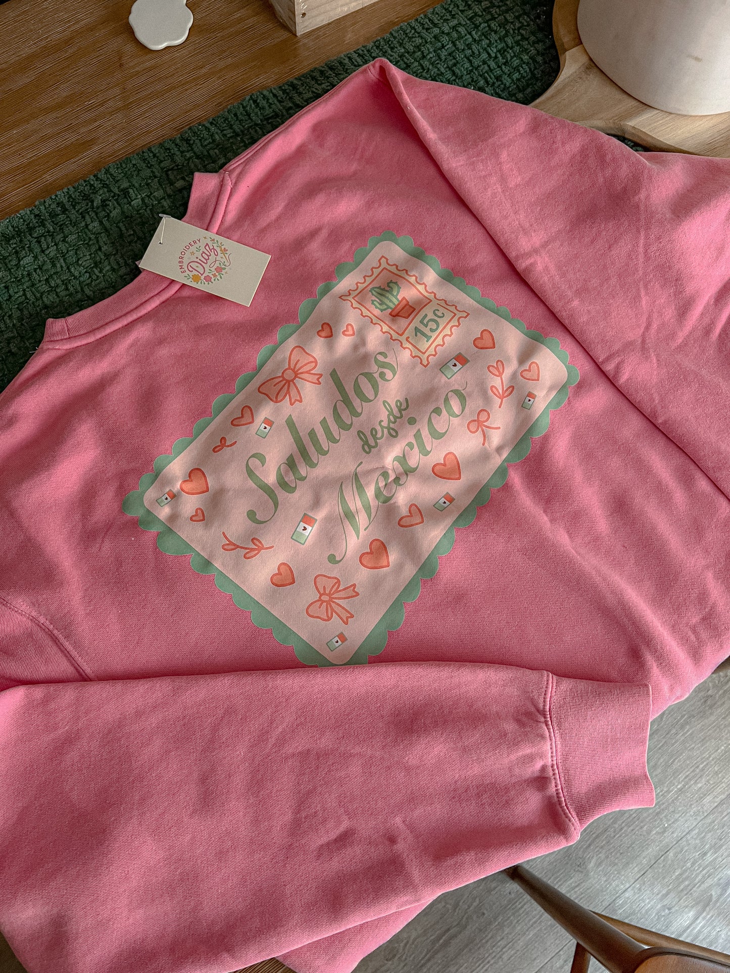 Postcard Saludos Crewneck & Tee