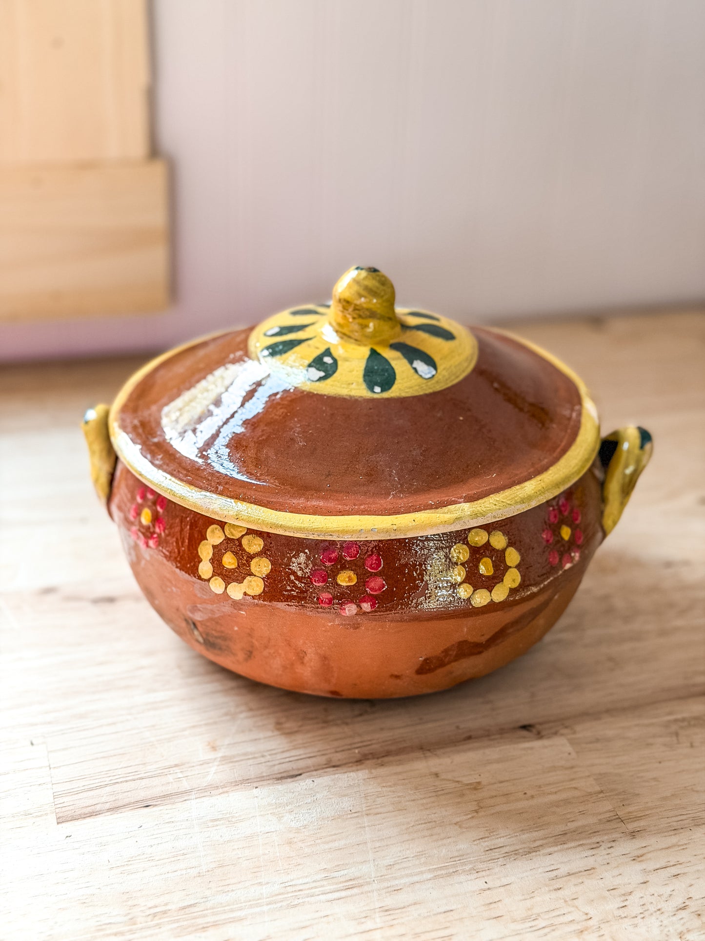 Yellow Details Barro Cazuela Con Tapa