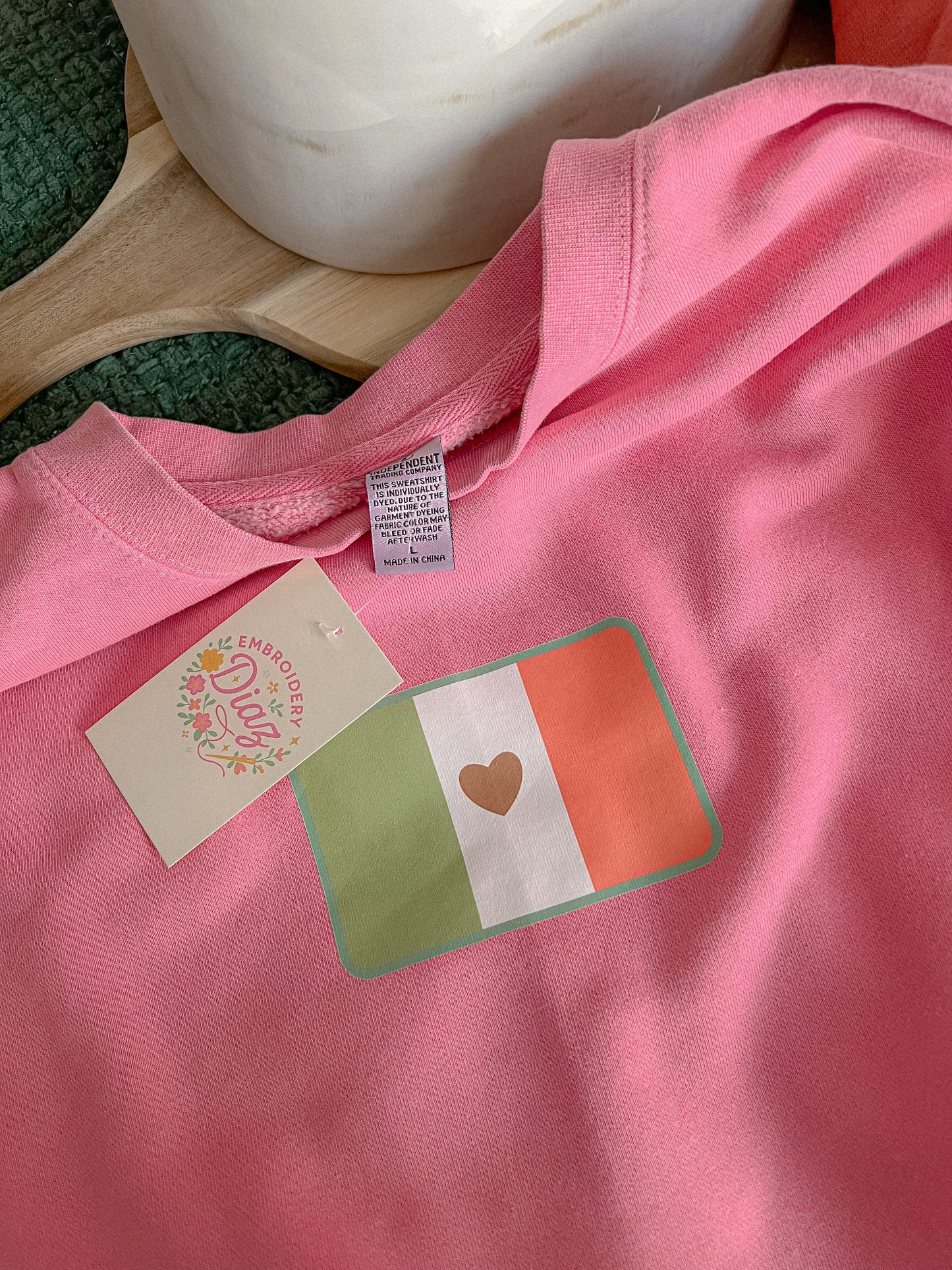 Postcard Saludos Crewneck & Tee
