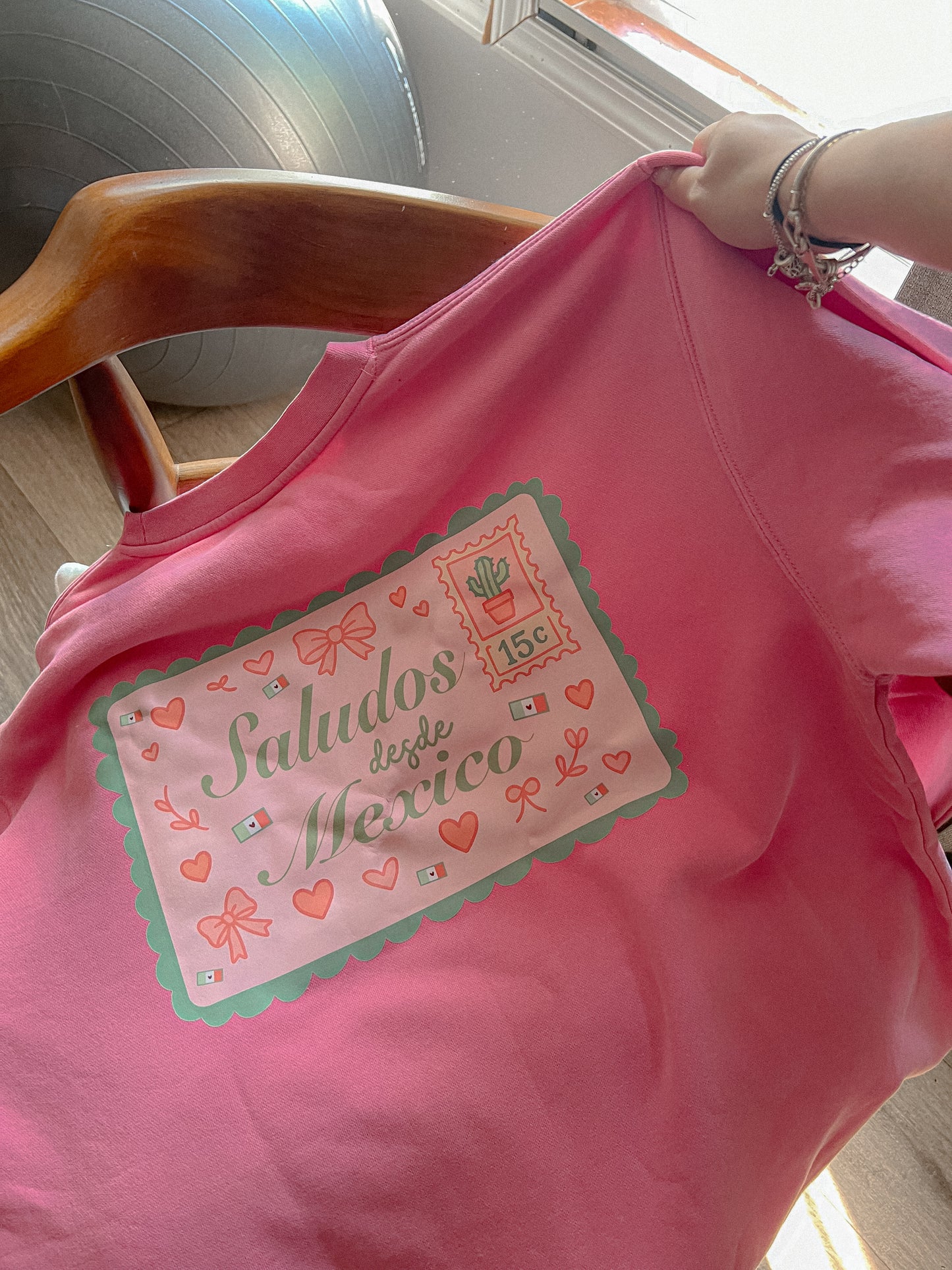 Postcard Saludos Crewneck & Tee