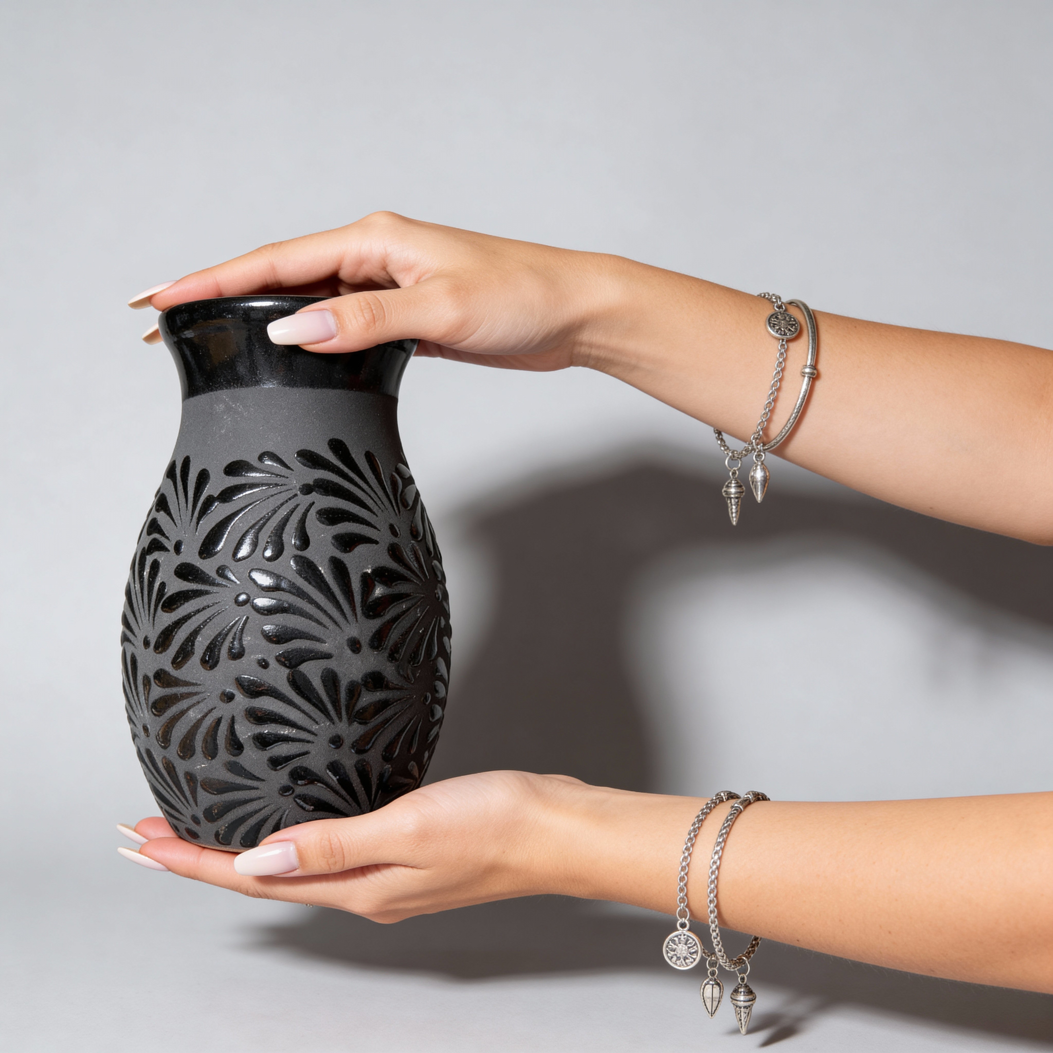 Black Clay Floral Vase – Artesania Diaz