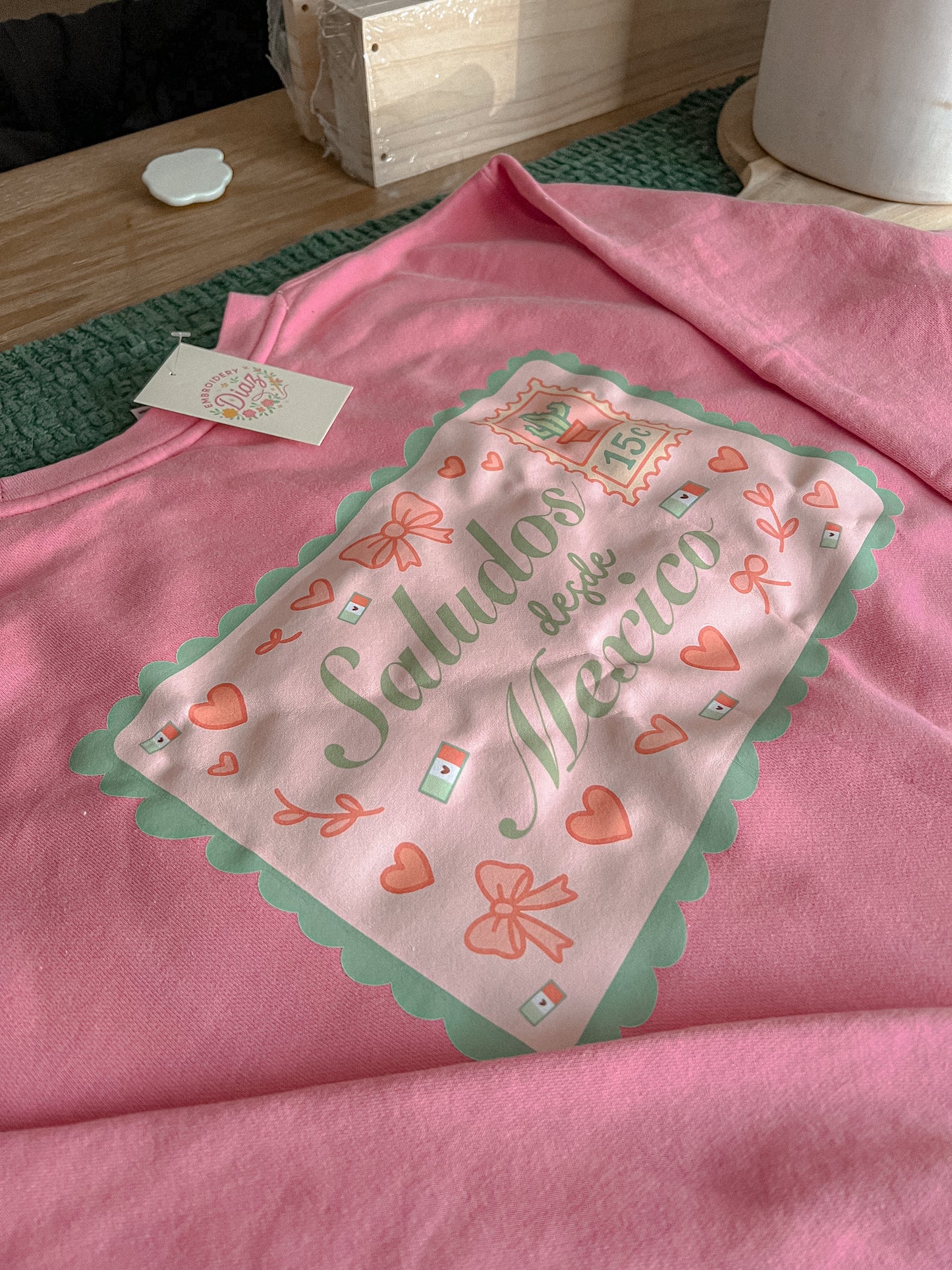 Postcard Saludos Crewneck & Tee
