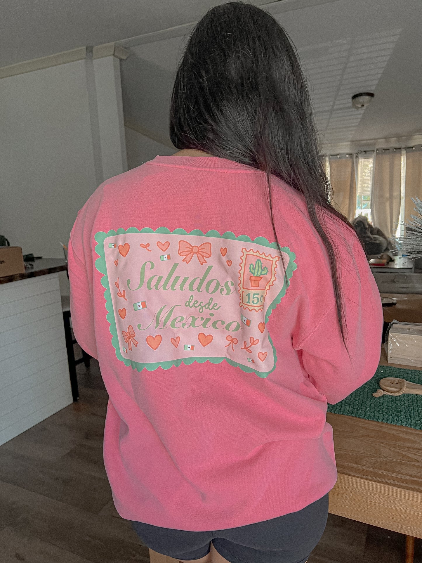 Postcard Saludos Crewneck & Tee